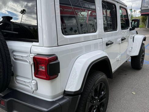 Used 2025 Jeep Wrangler Unlimited Sahara w/ Safety Group AWD/4WD image 3