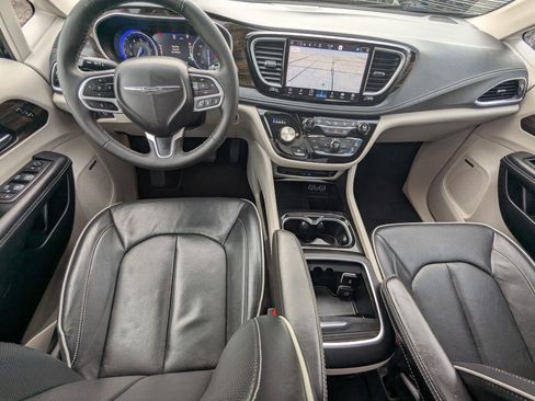 Used 2023 Chrysler Pacifica Limited w/ Uconnect Theater Family Group image 30