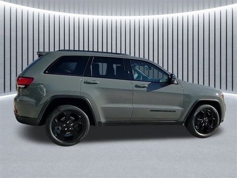 Used 2019 Jeep Grand Cherokee Laredo image 2