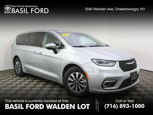 Used 2023 Chrysler Pacifica Touring-L FWD image 1