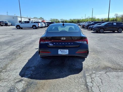 Used 2025 Hyundai Elantra SEL FWD image 21