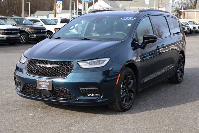 Used 2025 Chrysler Pacifica Limited FWD image 14