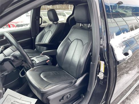Used 2019 Chrysler Pacifica Touring-L image 17