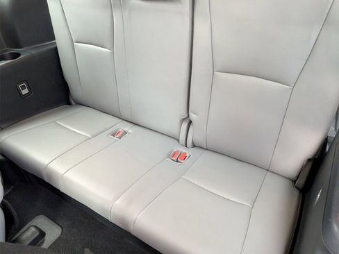 Used 2021 Toyota Highlander XLE image 11