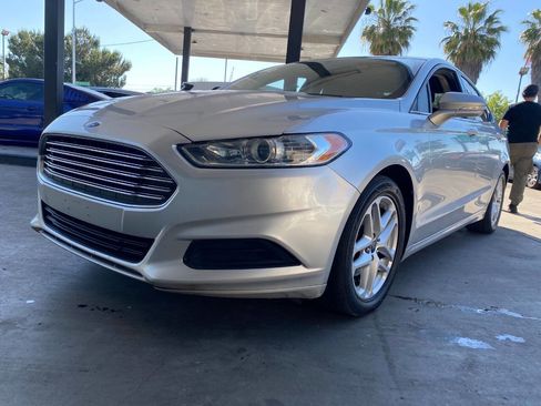Used 2015 Ford Fusion SE FWD image 2