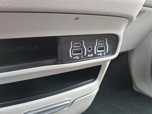 Used 2024 Chrysler Pacifica Touring-L image 23