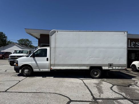 Used 2019 Chevrolet Express 3500 Extended w/ Driver Convenience Package RWD image 5