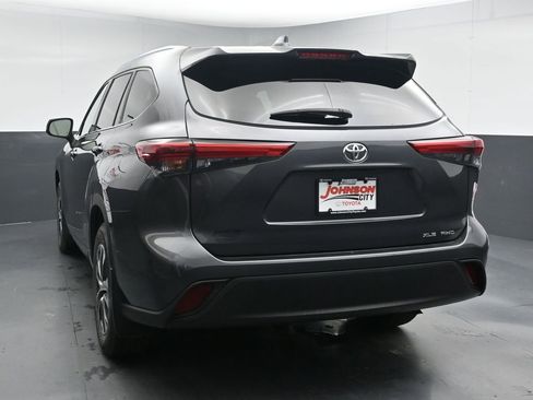 Used 2021 Toyota Highlander XLE AWD/4WD image 6