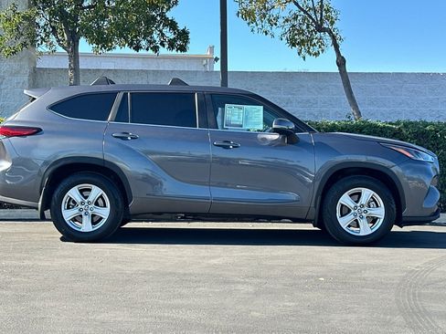 Used 2023 Toyota Highlander LE image 3