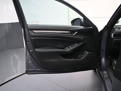 Used 2018 Honda Accord Sport image 9