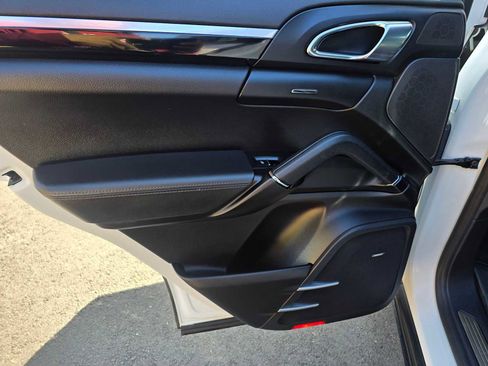 Used 2018 Porsche Cayenne Platinum Edition image 21