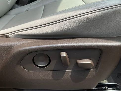 Used 2021 GMC Yukon SLT w/ SLT Premium Package image 16