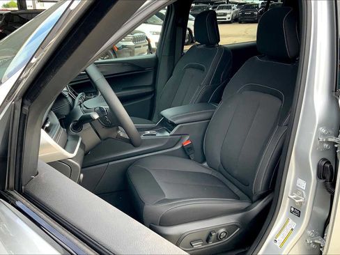 New 2025 Jeep Grand Cherokee L Laredo image 10