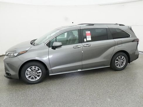 New 2026 Toyota Sienna XLE image 2