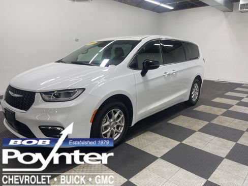 Used 2025 Chrysler Pacifica Select image 1