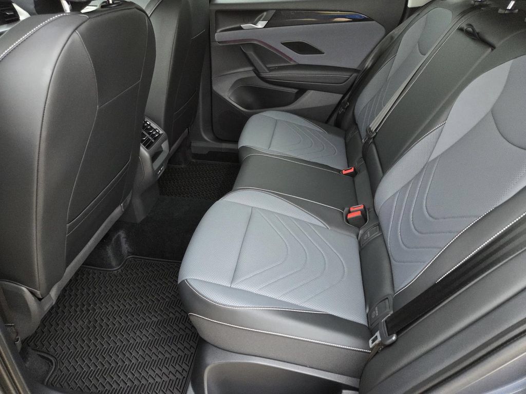 Used 2025 Volkswagen Tiguan SE FWD image 27