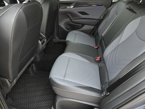 Used 2025 Volkswagen Tiguan SE FWD image 27