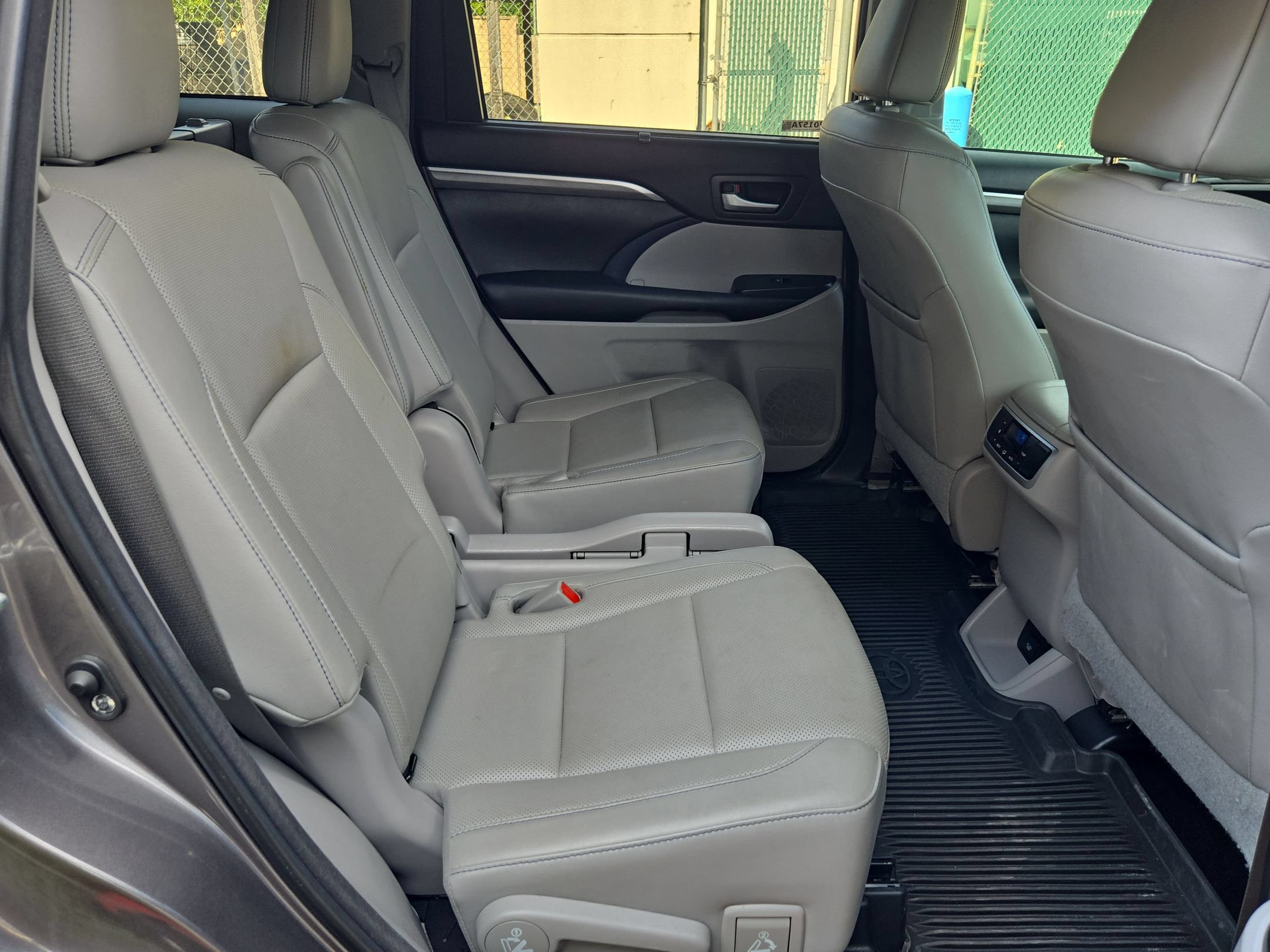 Used 2018 Toyota Highlander Limited FWD image 25