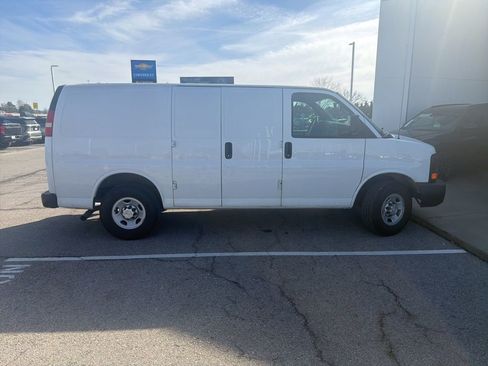Used 2015 Chevrolet Express 2500 image 3