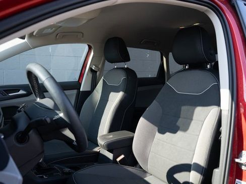 Certified 2024 Volkswagen Taos SE image 4