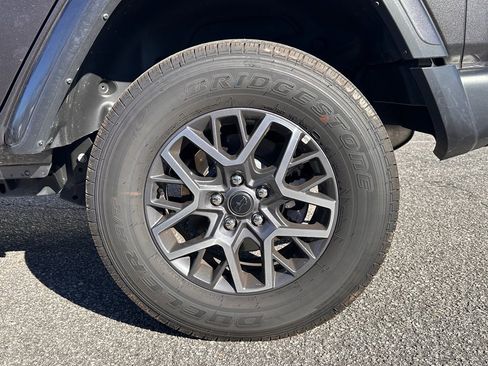 Used 2025 Jeep Wrangler Sahara image 36