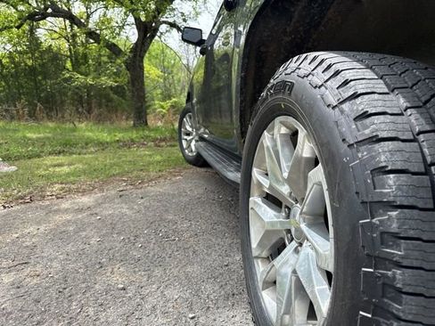 Used 2019 Chevrolet Suburban LT image 13