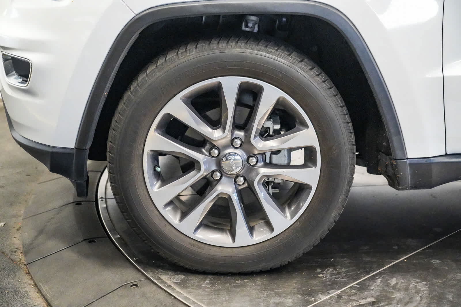 Used 2018 Jeep Grand Cherokee Limited AWD/4WD image 9