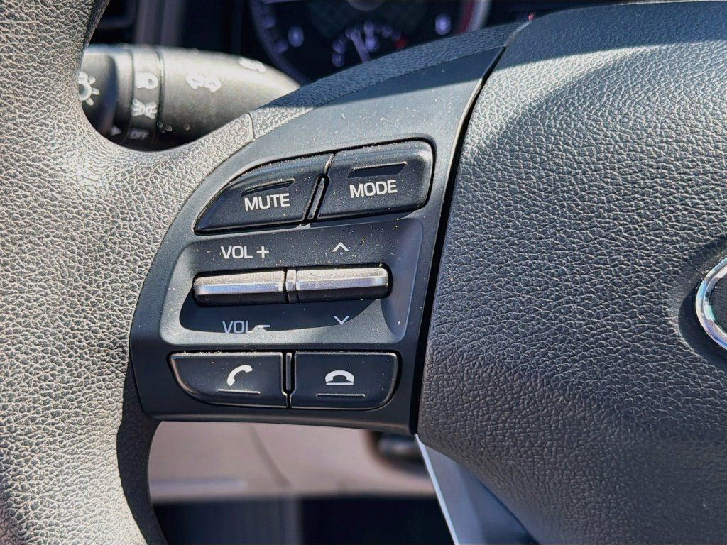 Used 2020 Hyundai Elantra SE FWD image 15