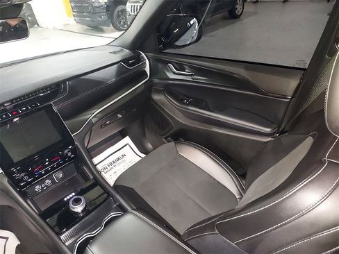 Used 2025 Jeep Grand Cherokee L Altitude image 11