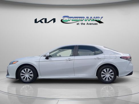 Used 2022 Toyota Camry LE image 19