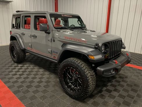 Used 2023 Jeep Wrangler Unlimited w/ Sun & Screen Package image 4