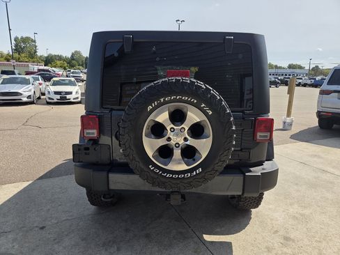 Used 2017 Jeep Wrangler Unlimited Sahara w/ Connectivity Group image 6