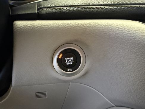 Used 2022 Chrysler Pacifica Limited w/ Uconnect Theater Family Group FWD image 19