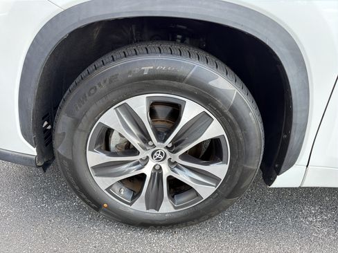 Used 2023 Toyota Highlander XLE FWD image 11