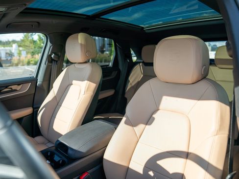 Certified 2026 Porsche Cayenne AWD/4WD image 5