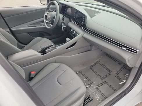 Used 2025 Hyundai Elantra SE FWD image 18