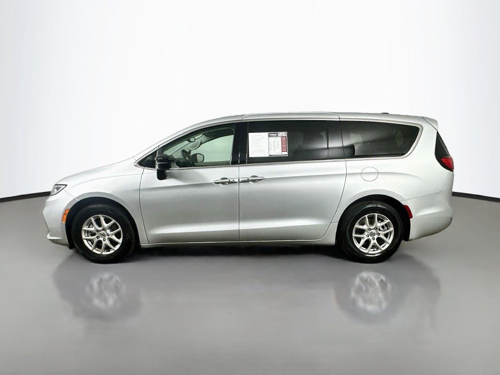 Used 2024 Chrysler Pacifica Touring-L FWD image 5