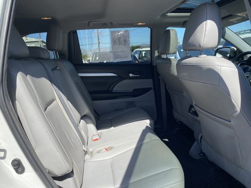 Used 2016 Toyota Highlander XLE image 17