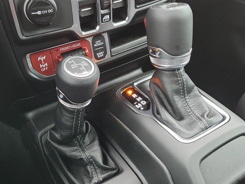 Used 2026 Jeep Wrangler Unlimited Rubicon AWD/4WD image 19