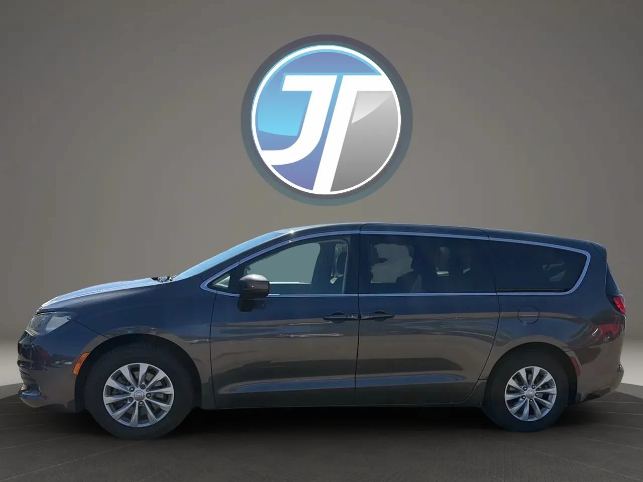 Used 2018 Chrysler Pacifica LX w/ Tire & Wheel Group FWD image 9