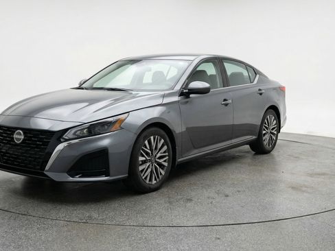 Used 2025 Nissan Altima 2.5 SV image 3