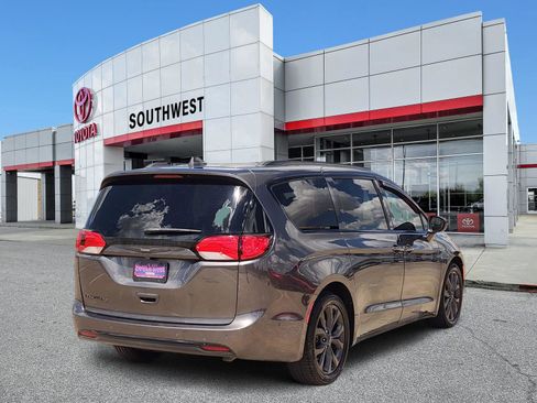 Used 2018 Chrysler Pacifica Touring-L Plus w/ Advanced Safetytec Group FWD image 5
