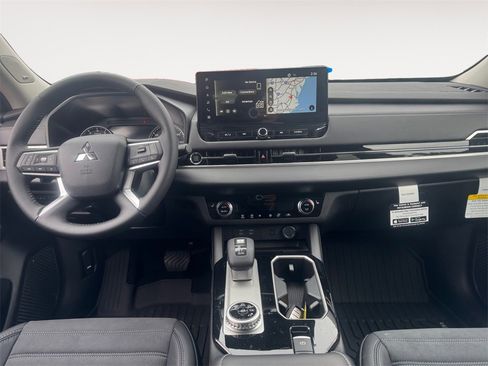 New 2025 Mitsubishi Outlander SE image 11