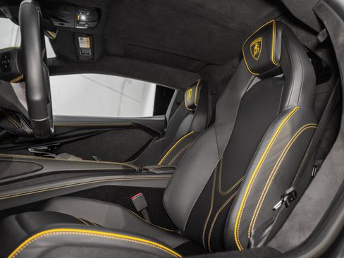 Used 2024 Lamborghini Revuelto image 24