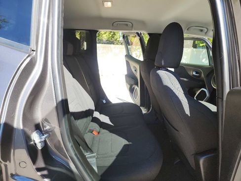 Used 2018 Jeep Renegade Latitude image 29