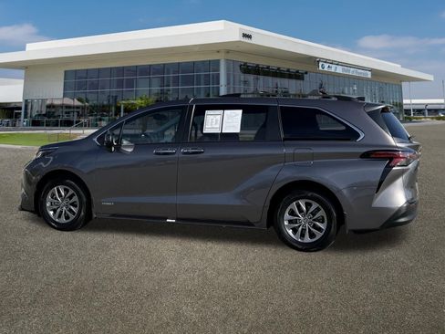 Used 2021 Toyota Sienna XLE w/ XLE Plus Package image 7