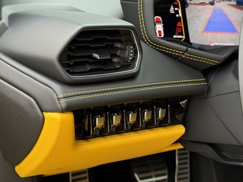 Used 2021 Lamborghini Huracan EVO image 18