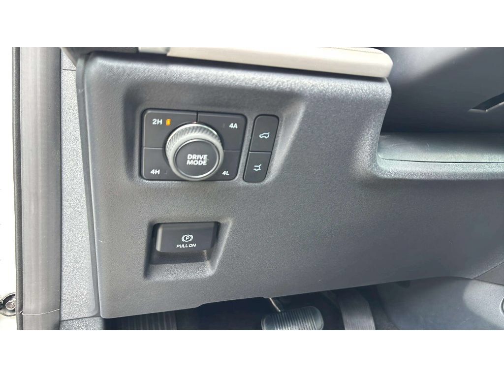 Used 2025 Ford Expedition Active AWD/4WD image 23