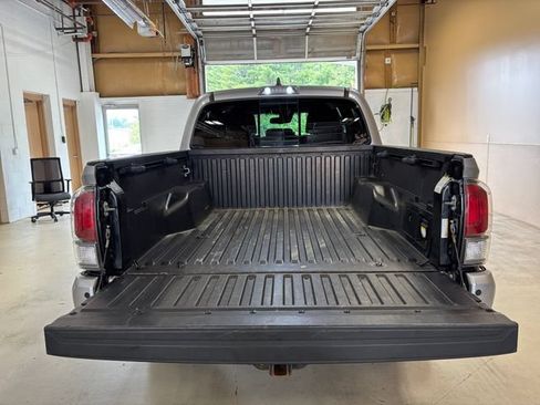 Used 2020 Toyota Tacoma TRD Off-Road w/ Technology Package AWD/4WD image 23
