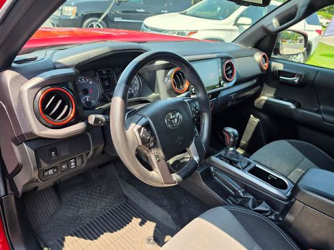 Used 2023 Toyota Tacoma TRD Off-Road w/ Technology Package AWD/4WD image 8